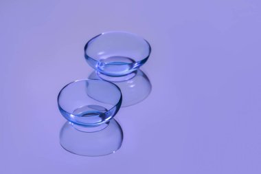 Menekşe yansıtıcı yüzeyde çift kontakt lens