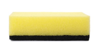 Sarı temizleme süngeri. Beyaza izole edilmiş aşındırıcı siyah kırbaç.