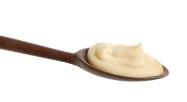 Tahta kaşık ve lezzetli mayonez beyaza izole edilmiş.