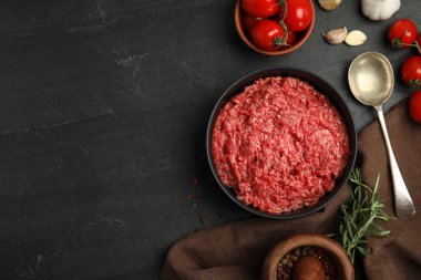 Kasede taze kıyma ve siyah masada diğer malzemeler, düz. Metin için boşluk