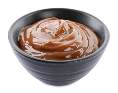 Lezzetli haşlanmış konsantre süt kasesi beyaza izole edilmiş.