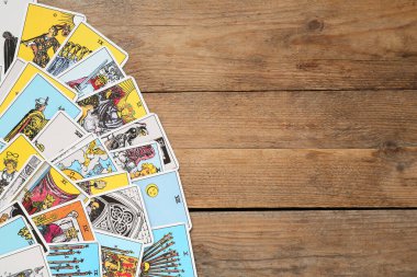Tarot kartları ahşap masada, üst manzara. Metin için boşluk