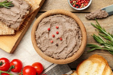 Düz kompozisyon ve lezzetli karaciğer ezmesi ahşap masada.