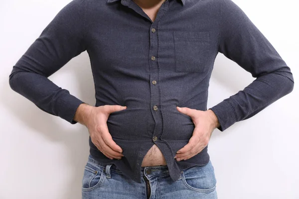 Muž Těsné Košili Bílém Pozadí Detailní Záběr Problém Nadváhou — Stock fotografie