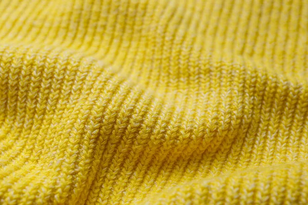 Arkaplan olarak sarı örülmüş kumaş, yakın görünüm