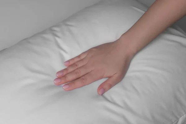 Frau Berührt Weiches Weißes Kissen Auf Bett Nahaufnahme — Stockfoto