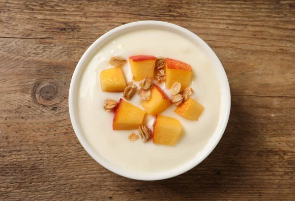 Chutný Broskvový Jogurt Granolou Kousky Ovoce Misce Dřevěném Stole Výhled — Stock fotografie
