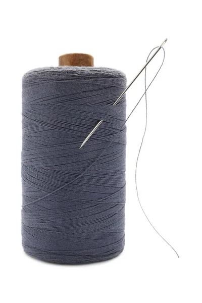 白い背景に針付きグレーの縫製糸 — ストック写真