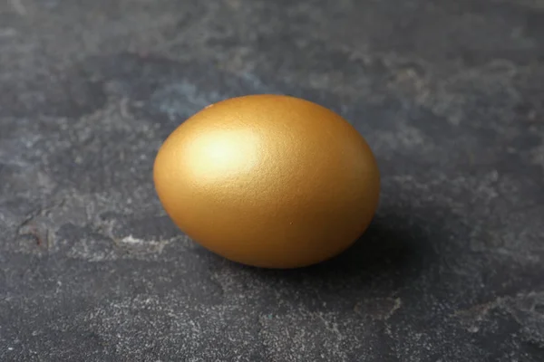 Złote Jajko Czarnym Stole Widok Bliska — Zdjęcie stockowe