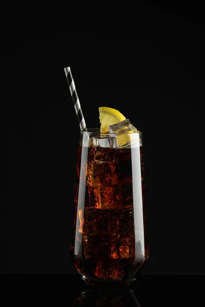 Glas Erfrischendes Sodawasser Mit Eiswürfeln Und Zitronenscheibe Auf Schwarzem Hintergrund — Stockfoto