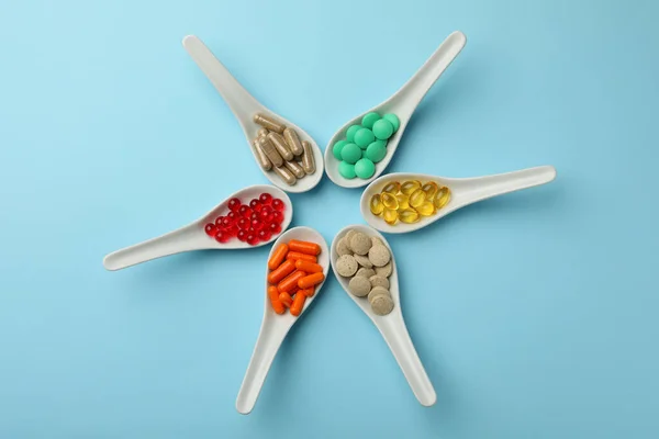 Cucharas Con Diferentes Suplementos Dietéticos Sobre Fondo Azul Claro Planas —  Fotos de Stock