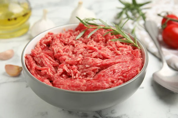 Viande Fraîche Hachée Céramique Sur Table Marbre Blanc Gros Plan — Photo