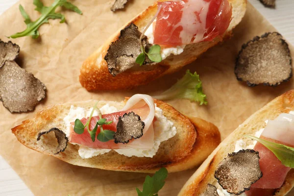 Deliziose Bruschette Con Formaggio Prosciutto Fette Tartufo Nero Tavola Bianca — Foto Stock