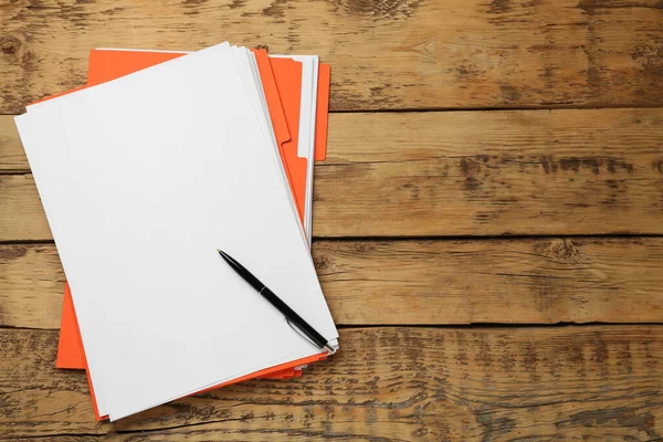 Oranje Vijlen Met Blanco Vellen Papier Pen Houten Tafel Bovenaanzicht — Stockfoto