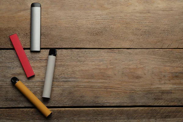 Verschillende Wegwerp Elektronische Sigaretten Houten Tafel Plat Gelegd Met Ruimte — Stockfoto