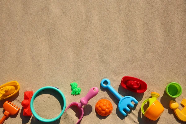 Plastik Plaj Oyuncakları Seti Kumsalda Düz Bir Şekilde Uzanıyordu Açık — Stok fotoğraf