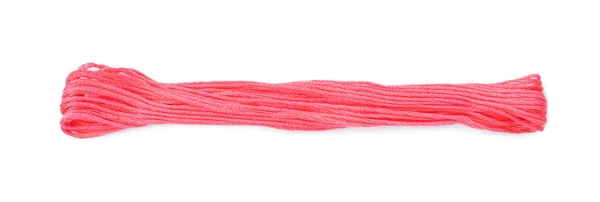 白い背景に明るいピンクの刺繍糸 — ストック写真