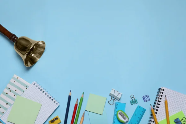 Papelaria Diferente Sino Escola Fundo Azul Claro Flat Lay Espaço — Fotografia de Stock