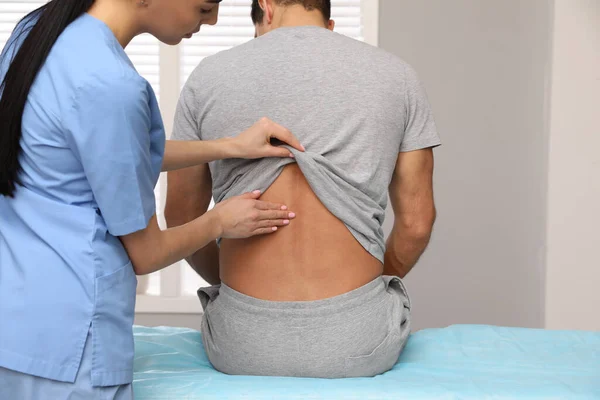 Ortopedista Examinando Hombre Vuelta Clínica Tratamiento Escoliosis — Foto de Stock
