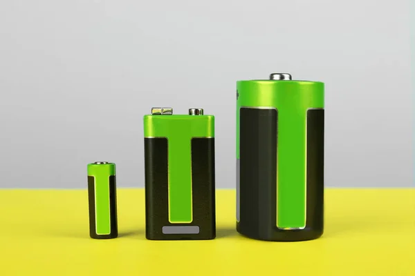 Olika Typer Batterier Färg Bakgrund — Stockfoto