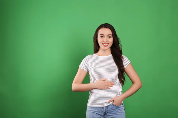 Mulher Saudável Feliz Tocando Sua Barriga Fundo Verde Espaço Para — Fotografia de Stock