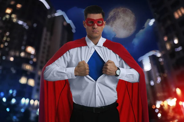 Biznesmen Kostiumie Superbohatera Pięknym Miejskim Krajobrazie Nocy Tle — Zdjęcie stockowe