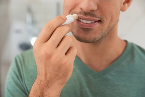 Mann Trägt Hygienischen Lippenbalsam Geschlossenen Räumen Auf Nahaufnahme — Stockfoto