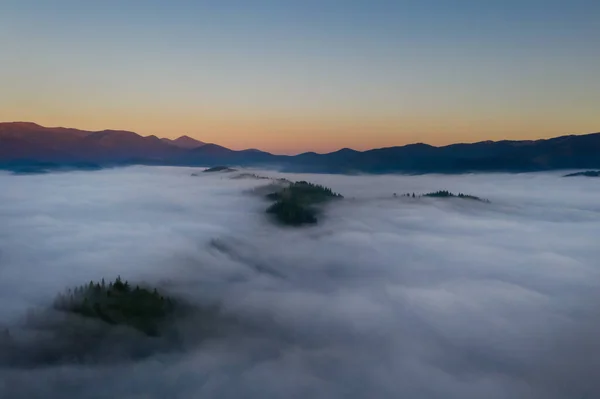 Schöne Landschaft Mit Dichtem Nebel Den Bergen Bei Sonnenuntergang Drohnenfotografie — Stockfoto