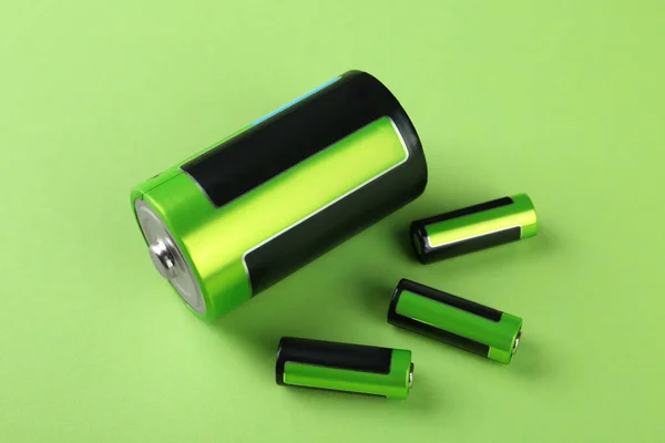 Baterias Diferentes Fundo Verde Claro Vista Acima — Fotografia de Stock