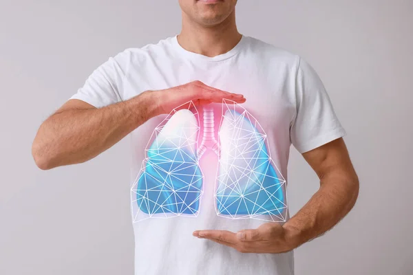 Göğsüne Yakın Ele Tutuşan Bir Adam Gri Arka Planda Akciğer — Stok fotoğraf