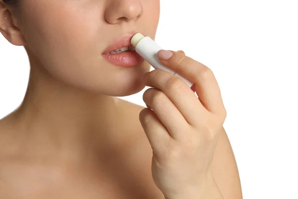 Νεαρή Γυναίκα Εφαρμογή Lip Balm Λευκό Φόντο Closeup — Φωτογραφία Αρχείου