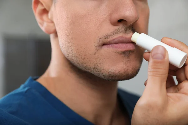 Άνδρας Που Εφαρμόζει Υγιεινό Lip Balm Εσωτερικούς Χώρους Closeup — Φωτογραφία Αρχείου