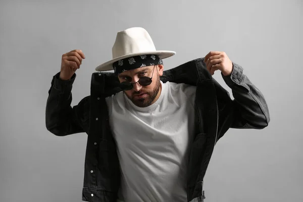 Joven Moda Traje Elegante Con Bandana Sobre Fondo Gris —  Fotos de Stock