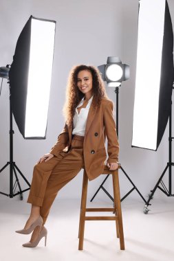 Stüdyoda poz veren güzel bir Afro-Amerikan modeli. Profesyonel fotoğraf oturumu