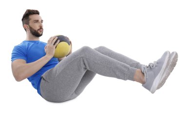 Spor yapan sporcu, beyaza izole edilmiş ilaç topuyla egzersiz yapıyor.