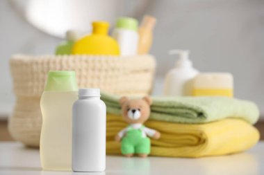 Bebek kozmetik ürünleri beyaz masada, metin için boşluk