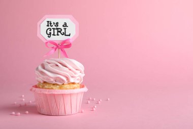 Çok güzel dekore edilmiş bebek partisi keki kremalı ve pembe arka planda kız üstlü. Metin için boşluk