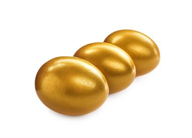 Beyaz arka planda birçok parlak altın yumurta