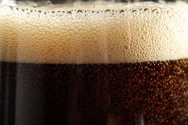 Arka plan olarak ferahlatıcı içecek bardağı, yakın plan.