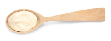 Tahta kaşık ve mayonez beyaza izole edilmiş.