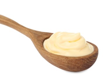 Tahta kaşık ve lezzetli mayonez beyaza izole edilmiş.