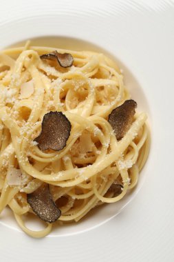 Yer mantarı dilimli ve peynirli lezzetli makarna, yakın plan.