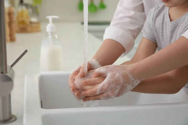 Moeder Dochter Wassen Handen Met Vloeibare Zeep Samen Keuken Close — Stockfoto