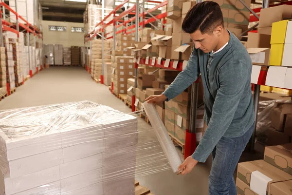 Caixas Embalagem Trabalhador Filme Stretch Armazém — Fotografia de Stock