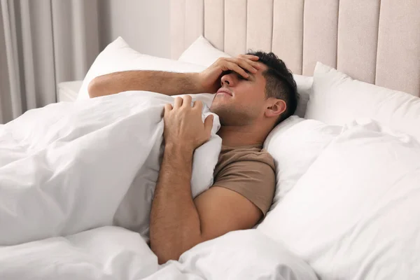 Bonito Homem Deitado Cama Casa — Fotografia de Stock