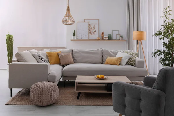 Stilvolles Wohnzimmerinterieur Mit Bequemem Grauen Sofa Und Couchtisch — Stockfoto