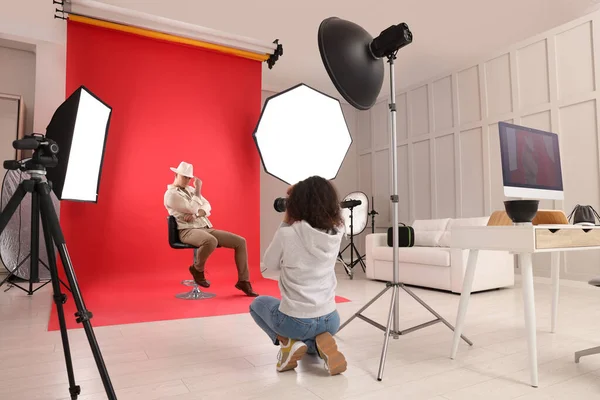 Modelo Guapo Posando Para Fotógrafo Profesional Estudio — Foto de Stock