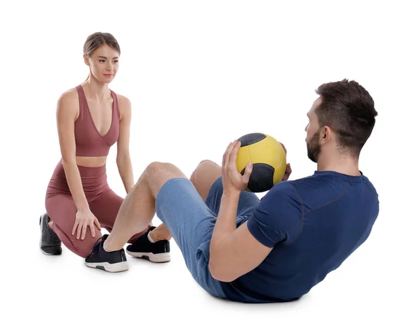 Couple Athlétique Faisant Exercice Avec Ballon Médecine Sur Fond Blanc — Photo