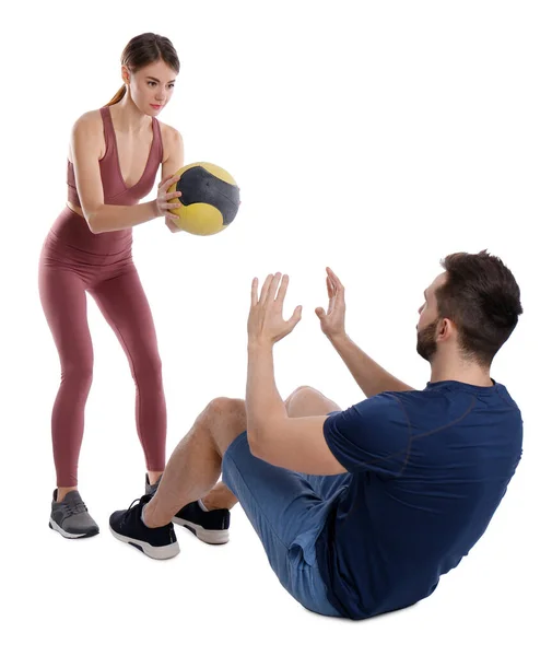 Casal Atlético Fazendo Exercício Com Bola Remédio Fundo Branco — Fotografia de Stock