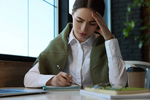 Jonge Studente Met Notitieboekjes Aan Tafel Café — Stockfoto